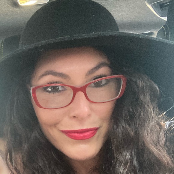 Meet your Posher, Sarah Ann - Picture 6 of 10